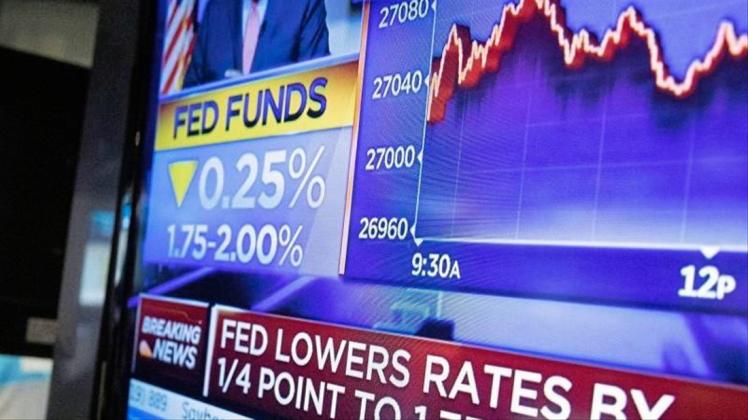 Ein Fernseher an der New Yorker Börse überträgt die Nachricht, dass die US-Notenbank ihre Zinsänderung bekannt gegeben hat. 