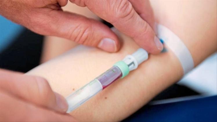 Seit 2012 werden Schwangeren Bluttests auf eigene Kosten angeboten, mit denen unter anderem untersucht wird, ob das Kind mit Down-Syndrom auf die Welt käme. 