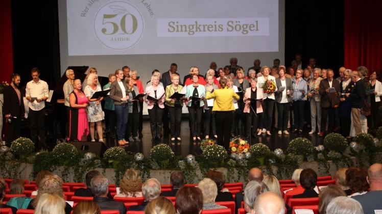 Zum Abschluss des Jubiläumskonzertes sang der Singkreis Sögel gemeinsam mit den ehemaligen Dirigentinnen und Dirigenten, Mitgliedern und dem Publikum das Irische Segenslied. Foto: Marina Heller