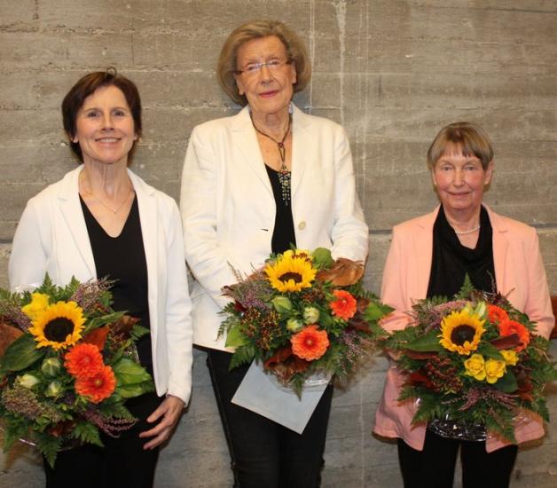 Die Vorsitzende Lena Rojahn (v.l.) ehrte die Ehrenvorsitzende Walburga Kohnen und Jutta Czeranka für ihre 50-jährige Mitgliedschaft. Foto: Marina Heller