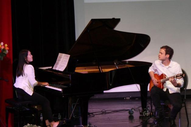 Chanyang Park und Stefan Pleister bereicherten das Programm mit Jazz-Stücken am Klavier und an der Gitarre. Foto: Marina Heller