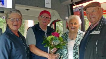 Der Bürgerbus Wallenhorst-Wersen hat den 1000. Fahrgast transportiert: Monika Strunk (3.v.l.) aus Lechtingen. Auch bei der Straußübergabe dabei: v.l. Marion Müssen (Vorsitzende Bürgerbusverein Wallenhorst-Wersen), Fahrer Udo Blaudzun und Hubert Schawe (Bürgerbusverein Wallenhorst-Wersen) Foto: Alexander Schröder