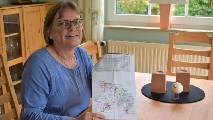 Gudrun Jacobs zeigt den Fahrplan des Bürgerbusses, den sie demnächst selbst ehrenamtlich steuern wird. Foto: Martina Brünjes