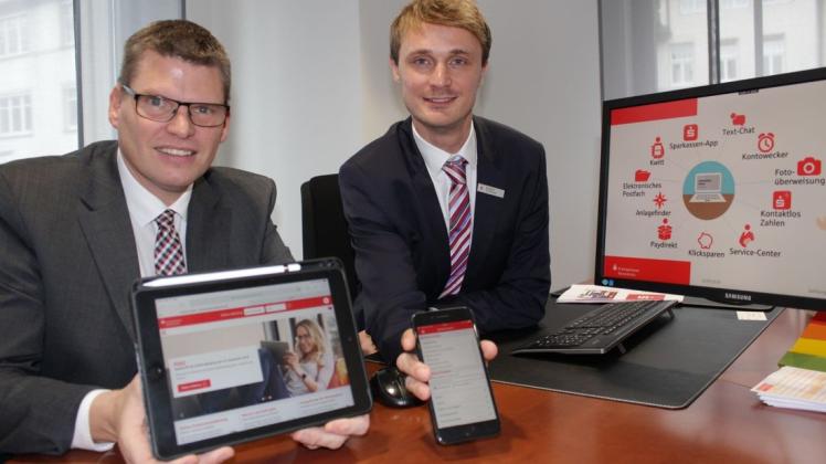 Mit Einsteigerkursen wollen Torsten Schröder (links) und Benjamin Strodmeyer die Kunden an das Online-Banking heranführen. 