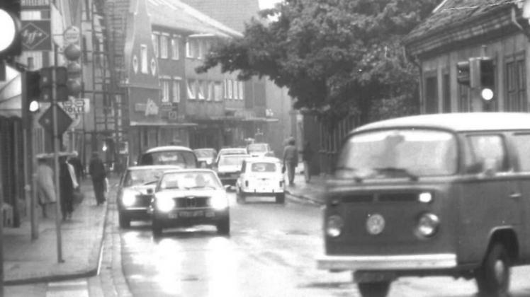 Das Auto wird das Verkehrsmittel schlechthin in den 60ern, mit fatalen Folgen auch für die Große Straße. Um die Ampel auf unserem Archivbild hat die Stadt seit den 60er Jahren lange gekämpft. Foto: BN-Archiv