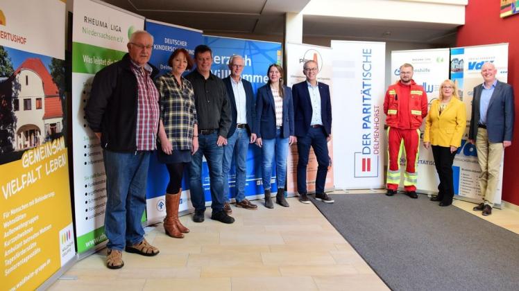 Gemeinsam für eine gute Gesellschaft: Erhard Niemann (Rheuma-Liga), Merle Siedenburg (Jugendhilfestiftung), Jörg Bernhardt (Kinderschutzbund), Erwin Drefs (Lebenshilfe), Kirsten Gehrmann (Plan A), Carl-Georg Issing (Albertushof), Kevin Ruschkowski (DLRG), Dorothea Stelljes-Szukalski (VdK) und Thomas Heyen (Der Paritätische) Gemeinsam für eine gute Gesellschaft: Erhard Niemann (Rheuma-Liga), Merle Siedenburg (Jugendhilfestiftung), Jörg Bernhardt (Kinderschutzbund), Erwin Drefs (Lebenshilfe), Kirsten Gehrmann (Plan A), Carl-Georg Issing (Albertushof), Kevin Ruschkowski (DLRG), Dorothea Stelljes-Szukalski (VdK) und Thomas Heyen (Der Paritätische)