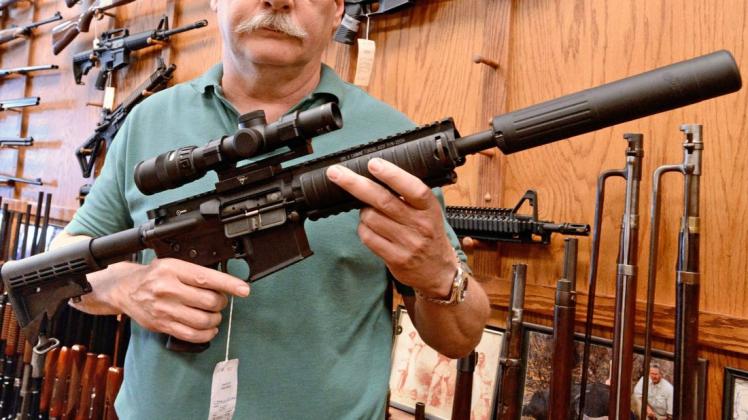 Das Sturmgewehr Colt AR-15 soll vorerst nicht mehr von Privatpersonen gekauft werden können. Foto: EPA/ERIK S. LESSER