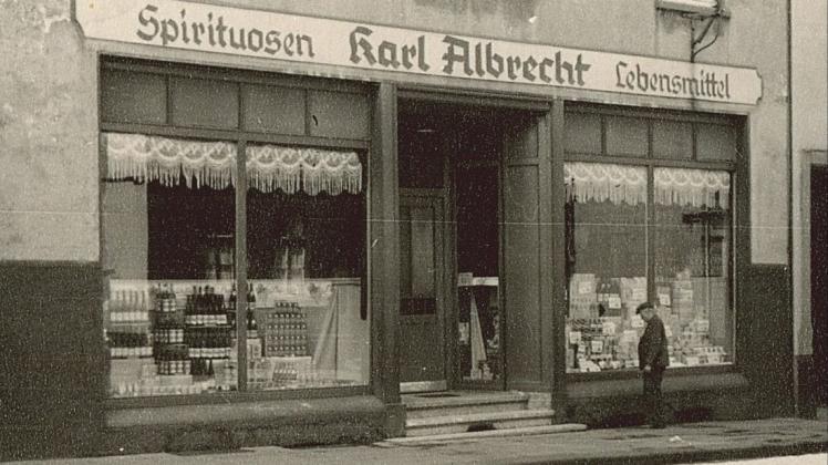 Das Foto aus dem Jahr 1930 zeigt das Stammhaus von Aldi mit dem Ladenschild "Spirituosen - Karl Abrecht - Lebensmittel". Foto: ---/Aldi Nord/dpa