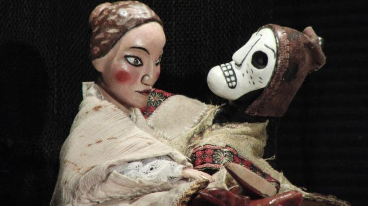 Auch das klassische Kasperltheateder gehörte zum Fest der Puppen. Der französische Puppenspieler Gilles Debenat präsentierte das Stück „La Morte en Cage“, was allerdings nicht für kleine Kinder geeignet ist. Foto: Elisabeth Tondera