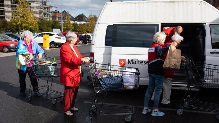 Gisela und Werner Biesecker haben eine Gruppe Seniorinnen mit dem Malteser Einkaufsmobil zum Edeka Markt in Voxtrup gefahren, um Lebensmittel einzukaufen. Foto: Michael Gründel