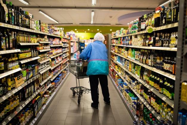 Barbara Altena findet sich im Supermarkt allein zurecht. Foto: Michael Gründel