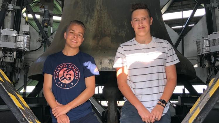 7200 Kilogramm schwer ist die Glocke in Hamburgs Hauptkirche St. Nikolai: Jonas Rennspieß (links) und Jörn Bergmann fingen auch ihren Ton ein. Foto: Rennspieß