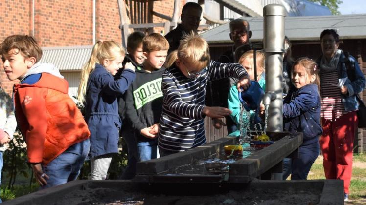 Direkt in Aktion war die neue Matschtischpumpe an der Grundschule Heide. Foto: Martina Brünjes