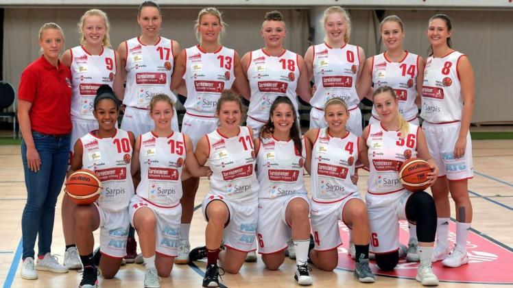 Talentiertes Team mit erfahrenen Stützen: Die Zweitliga-Basketballerinnen des Osnabrücker SC mit Trainerin Constanze Wegner (links). Foto: Helmut Kemme