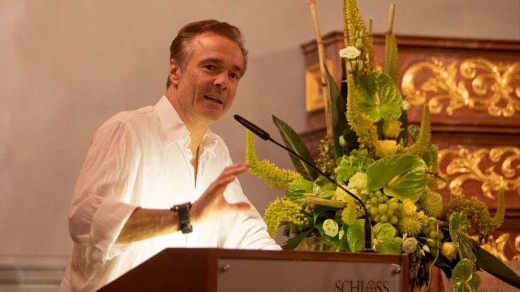 Nutzt das Podium, um für den Umweltschutz zu werben: Hannes Jaenicke bei der Preisverleihung. Foto: Swaantje Hehmann