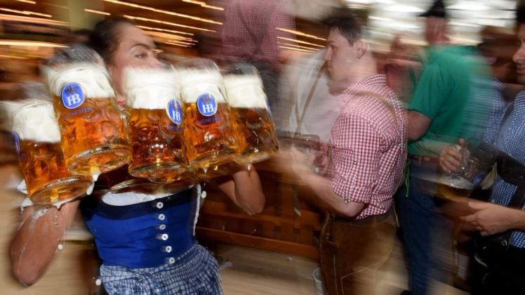 Der Preis für eine Maß Bier auf dem Oktoberfest ist erneut teurer geworden. Foto: dpa/Felix Hörhager