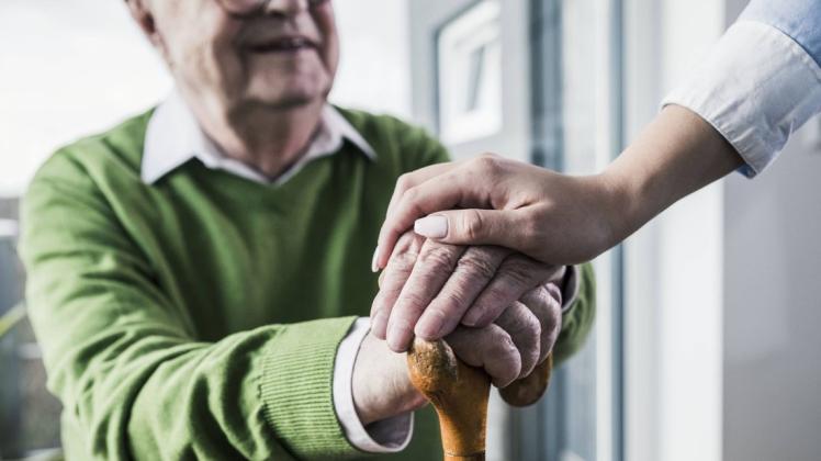 Ob Zuhause oder im Altenheim: Der Seniorenbesuchskreis knüpft Kontakte zu älteren Menschen in Sutthausen.  Symbolfoto: imago images/Westend61