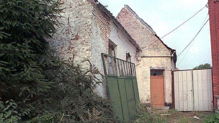 August 1996: Das damalige Haus von Marc Dutroux im belgischen Sars-la-Buissiere. Hier waren drei Leichen entdeckt worden. 