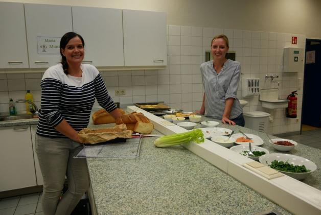 Speisen zwischen Tradition und Moderne bereiteten Petra Hoischen und Petra Försting (von links) zu.
Foto: Christiane Adam