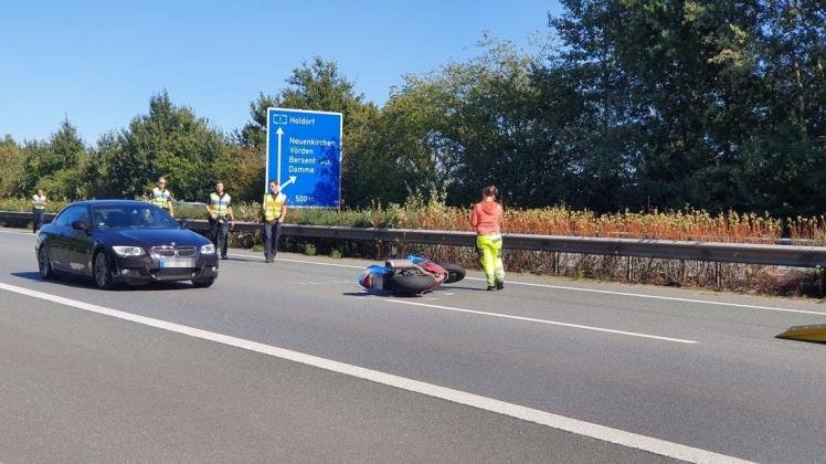 Zu großen Befürchtungen gaben die ersten Blicke auf die Unfallstelle auf der A1 Anlass. Doch der gestürzte Motorradfahrer wurde nur leicht verletzt. Foto: Ulf Zurlutter/NWM.tv
