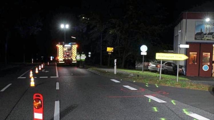 Das Wrack des Unfallwagens an einer Ecke des Feuerwehrgerätehauses in Weyerbusch. 