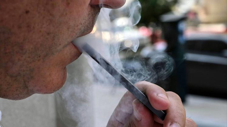 Mehr als 900 Menschen haben sich Lungenverletzungen vom E-Zigaretten-Gebrauch zugezogen. Symbolfoto:   AFP/EVA HAMBACH