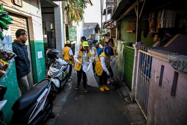 Weg mit dem Müll aus den engen Gassen von Jakarta. Foto: AFP/ by BAY ISMOYO