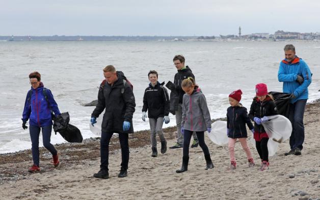 In Rostock machten sich Familien auf Säuberungstour am Strand. Foto: dpa/Bernd Wüstneck