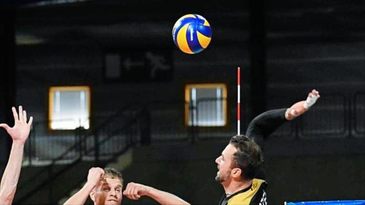 Kritisiert das EM-Konzept: Deutschlands Volleyball-Star Georg Grozer (r) in Aktion. 