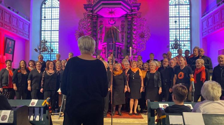 Mittlerweile ein Markenzeichen ist das schwarz-orangefarbene Outfit des Gospelchors Shine bei seinen Auftritten in der Kirche Achelriede und anderswo. Foto: Johanna Kollorz