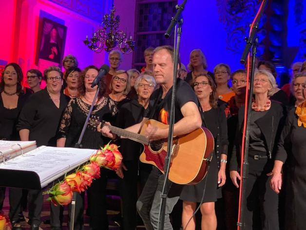 Hans-Michael Van Eijsden war beim Herbstkonzert der „Shinis“ sowohl mit der Gitarre, als auch mit Gesang solo zu erleben. Foto: Johanna Kollorz 