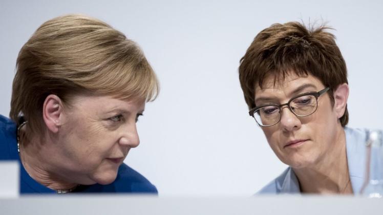 Bundeskanzlerin Angela Merkel (l.) und Annegret Kramp-Karrenbauer reisen nicht gemeinsam in die USA. Foto: dpa/Christoph Soeder