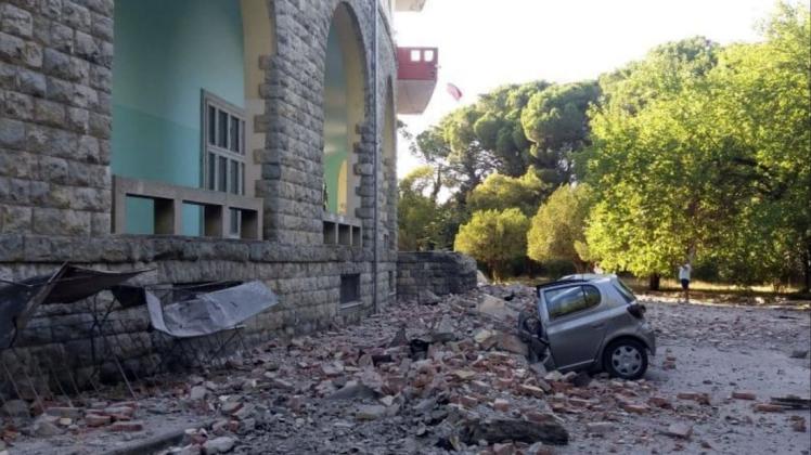 Mehrere Erdbeben haben Albanien erschüttert. Vor dem Gebäude der Geologie-Fakultät zerschlugen Trümmer ein Auto. Foto: dpa/Uncredited/AP