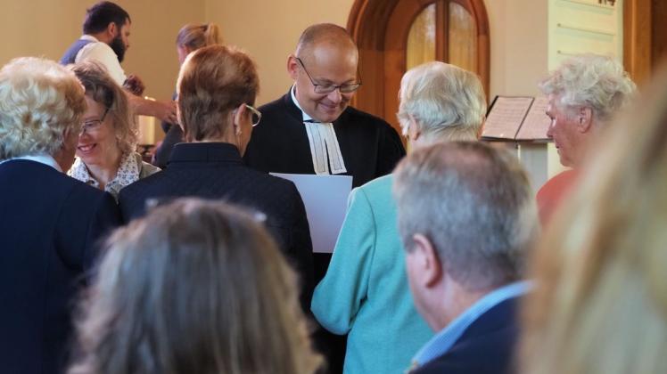 Pastor Hannes Koch überreichte den Konfirmations-Jubilaren eine Urkunde. Foto: Niklas Golitschek