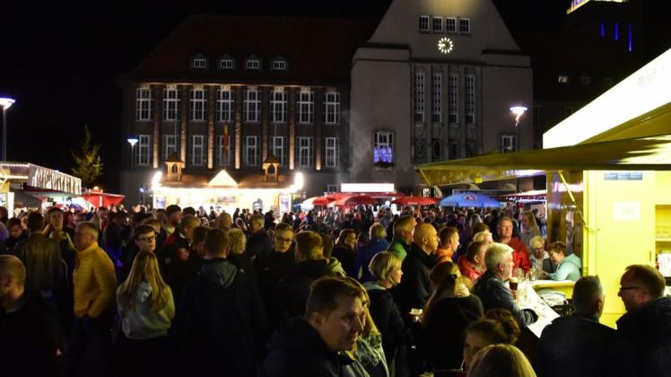 Die Massen sind am Freitag- und Samstagabend zum ersten "Genuss-Bierfest" in Delmenhorst geströmt. Foto: Jan Eric Fiedler
