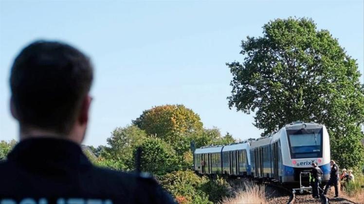 Ein Polizist steht in der Nähe des Unglücksortes auf dem Bahngleis bei Isenbüttel. 