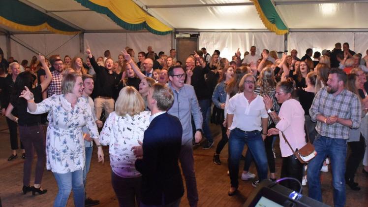 Rund 400 Gäste feierten am Samstagabend das 60-jährige Bestehen der DJK Eintracht Papenburg. Foto: Hermann-Josef Tangen