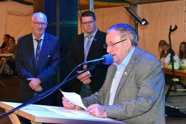 Erinnerte an die Anfänge der DJK Eintracht Papenburg: Vereinsgründer Wilhelm Brelage. Im Hintergrund Vorsitzender Benno Gerbrand (links) und Geschäftsführer Thorsten Jongebloed. Foto: Tangen Erinnerte an die Anfänge der DJK Eintracht Papenburg: Vereinsgründer Wilhelm Brelage. Im Hintergrund Vorsitzender Benno Gerbrand (links) und Geschäftsführer Thorsten Jongebloed. Foto: Tangen