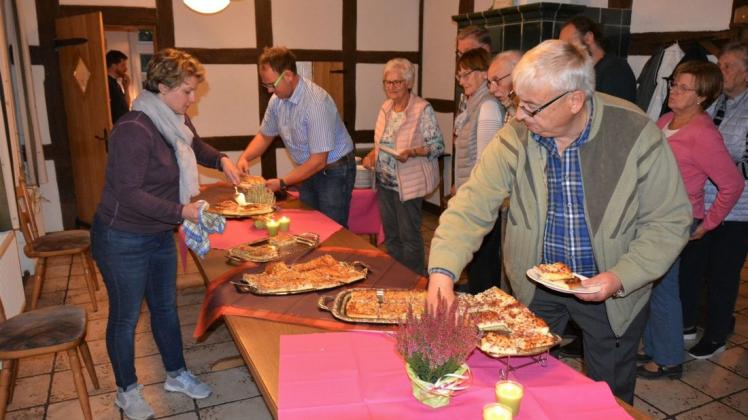 Den Zwiebelkuchen ließen sich die Gäste beim kulinarischen Abend des Heimatvereins schmecken. Foto: Holger Schulze