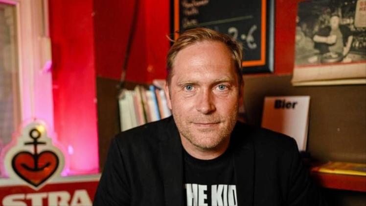 Thees Uhlmann, Sänger in der Astra Stube in Berlin-Neukölln. 