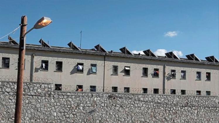 Polizeibeamte stehen vor dem zentralen griechischen Gefängnis Korydallos nahe Athen. Dorthin soll der auf Mykonos verhaftete Mann gebracht worden sein. 