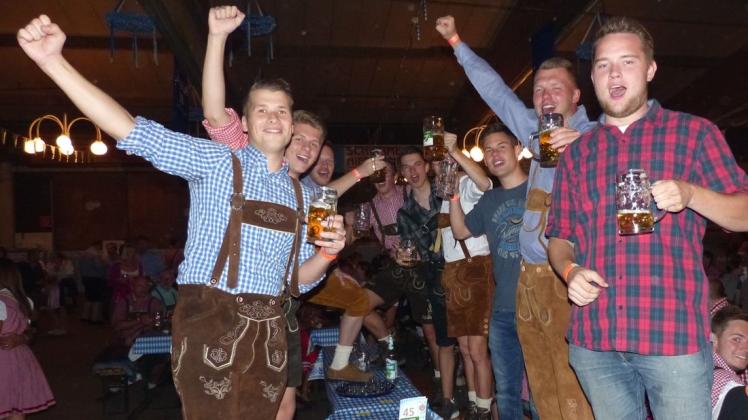 Hochstimmung: Die bayrische Sause beim größten Meller Oktoberfest in Bruchmühlen hielt viele junge Gäste nicht mehr auf ihren Sitzen. Foto: Norbert Wiegand