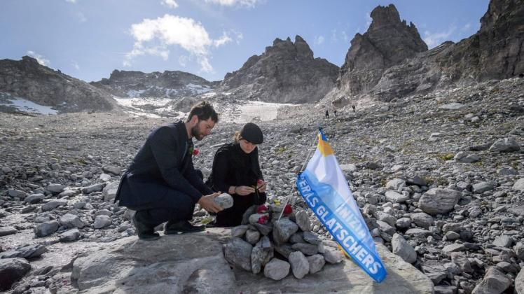Eine Schweizer Studie sagt voraus, dass bis 2010 rund 90 Prozent der Gletscher in den Alpen abgeschmolzen sein werden. Foto: AFP/ Fabrice COFFRINI