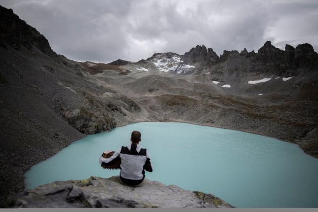 Ein Wanderer spielt Akkordeon an einem See unterhalb des Pizol-Gletschers. Foto: dpa/Gian Ehrenzeller/KEYSTONE Ein Wanderer spielt Akkordeon an einem See unterhalb des Pizol-Gletschers. Foto: dpa/Gian Ehrenzeller/KEYSTONE