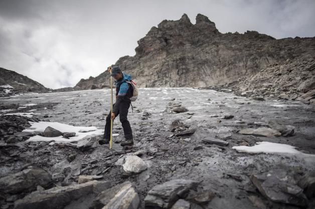Der Gletscherforscher Matthias Huss vermisst das verbliebene Eis. Foto: dpa/Gian Ehrenzeller/KEYSTONE