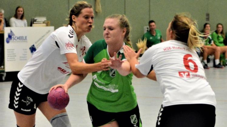 Müssen weiter den ersten Saisonsieg warten: die Handballerinnen des TV Neerstedt um Celina Struß (Mitte). Foto: Richard Schmid