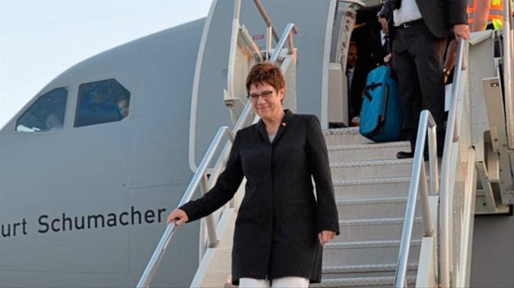 Dieses vom Bundesministerium der Verteidigung zur Verfügung gestellte Foto zeigt Verteidigungsministerin Annegret Kramp-Karrenbauer bei ihrer Ankunft am Flughafen in der US-amerikanischen Hauptstadt. 