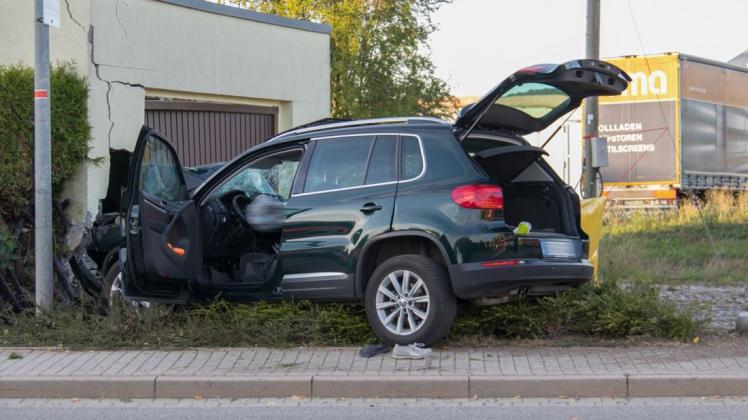 In Reisdorf in Thüringen sind zwei Frauen und ein Hund bei einem Autounfall mit einem SUV ums Leben gekommen. Foto: dpa/Fabian Peikow