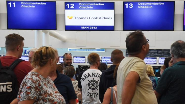Thomas-Cook-Passagiere an einem Flughafenschalter. Foto: AFP/Elizabeth Ruiz