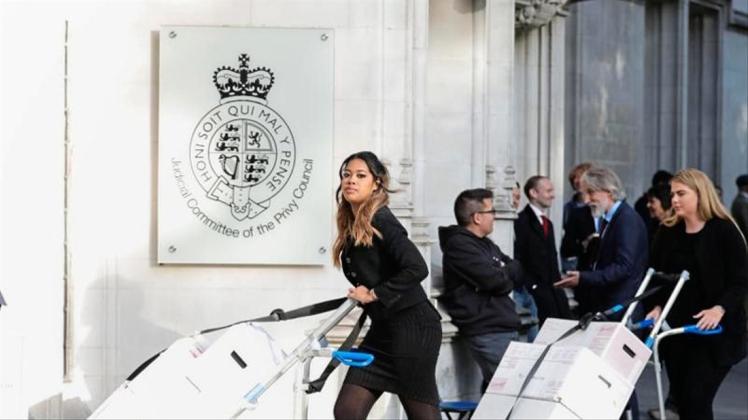Kisten mit juristischen Dokumenten werden zum &quot;Supreme Court&quot;, dem Obersten Gerichtshof von Großbritannien, in London gebracht. 